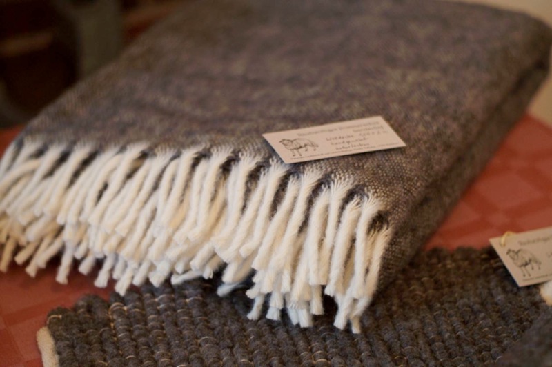 Wolldecke und Sitzkissen vom Pommerschaf